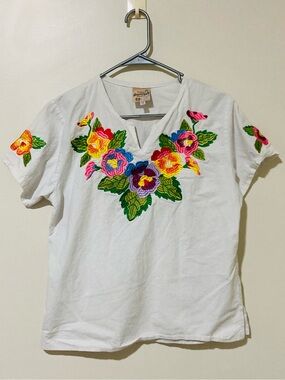 NEW Arantza Women size M 100% Cotton Made in Mexico Embroidered Floral V-Neck